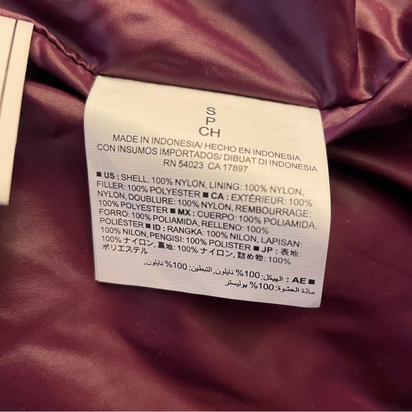 NWT super cute Old Navy thin puffer vest with hood in Blackberry colour. Size S - Picture 10 of 10